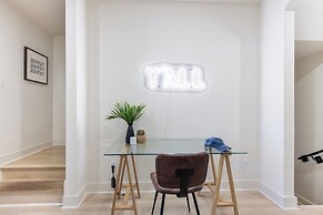 The Outrider by AvantStay Chic Stay Close to Broadway