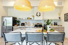 The Outrider by AvantStay Chic Stay Close to Broadway