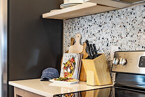 The Outrider by AvantStay Chic Stay Close to Broadway