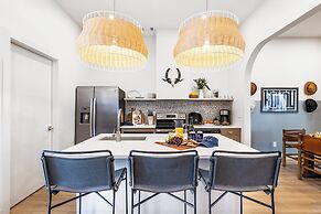 The Outrider by AvantStay Chic Stay Close to Broadway