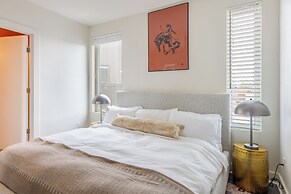 The Outrider by AvantStay Chic Stay Close to Broadway