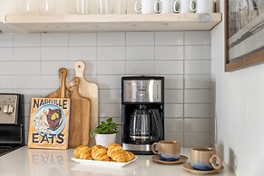 The Outrider by AvantStay Chic Stay Close to Broadway