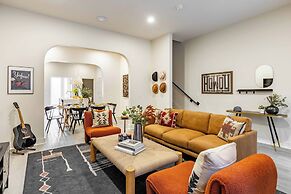 The Outrider by AvantStay Chic Stay Close to Broadway