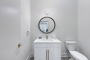 The Outrider by AvantStay Chic Stay Close to Broadway