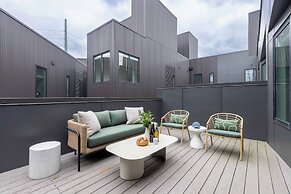 The Outrider by AvantStay Chic Stay Close to Broadway