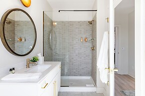 The Outrider by AvantStay Chic Stay Close to Broadway