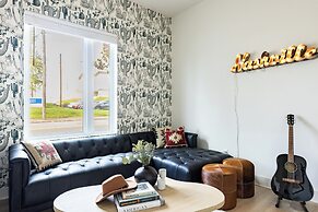 The Outrider by AvantStay Chic Stay Close to Broadway