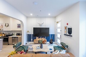 The Outrider by AvantStay Chic Stay Close to Broadway