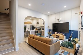 The Outrider by AvantStay Chic Stay Close to Broadway