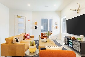 The Outrider by AvantStay Chic Stay Close to Broadway