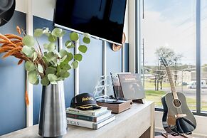 The Outrider by AvantStay Chic Stay Close to Broadway