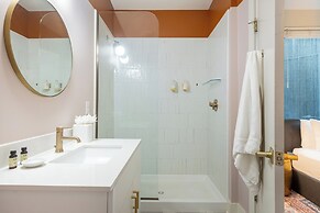 The Outrider by AvantStay Chic Stay Close to Broadway