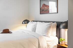 The Outrider by AvantStay Chic Stay Close to Broadway