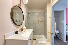 The Outrider by AvantStay Chic Stay Close to Broadway