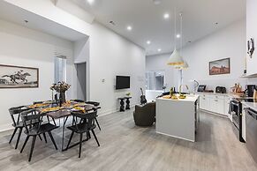 The Outrider by AvantStay Chic Stay Close to Broadway