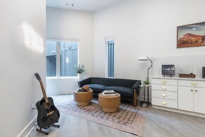 The Outrider by AvantStay Chic Stay Close to Broadway