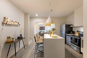 The Outrider by AvantStay Chic Stay Close to Broadway