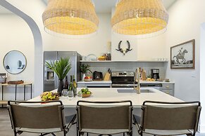 The Outrider by AvantStay Chic Stay Close to Broadway