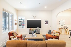 The Outrider by AvantStay Chic Stay Close to Broadway