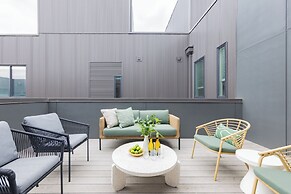 The Outrider by AvantStay Chic Stay Close to Broadway