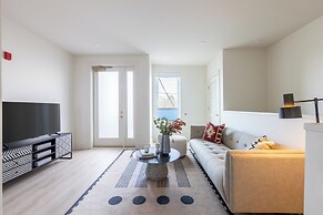 The Outrider by AvantStay Chic Stay Close to Broadway