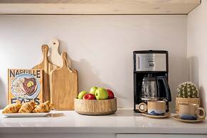 The Outrider by AvantStay Chic Stay Close to Broadway