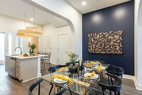 The Outrider by AvantStay Chic Stay Close to Broadway