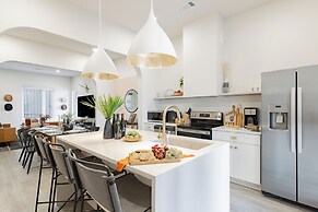 The Outrider by AvantStay Chic Stay Close to Broadway