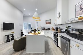 The Outrider by AvantStay Chic Stay Close to Broadway