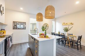 The Outrider by AvantStay Chic Stay Close to Broadway