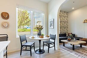 The Outrider by AvantStay Chic Stay Close to Broadway