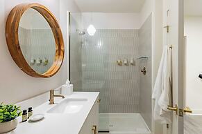 The Outrider by AvantStay Chic Stay Close to Broadway