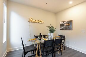 The Outrider by AvantStay Chic Stay Close to Broadway