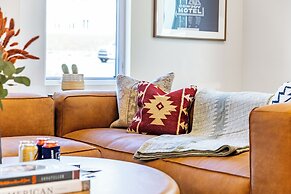 The Outrider by AvantStay Chic Stay Close to Broadway