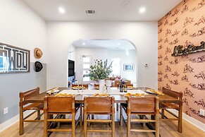 The Outrider by AvantStay Chic Stay Close to Broadway