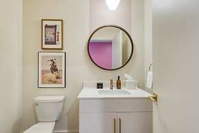 The Outrider by AvantStay Chic Stay Close to Broadway