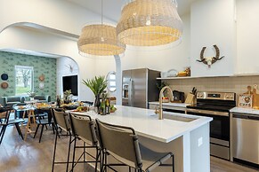 The Outrider by AvantStay Chic Stay Close to Broadway