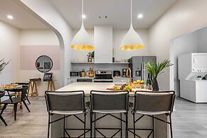 The Outrider by AvantStay Chic Stay Close to Broadway