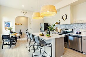 The Outrider by AvantStay Chic Stay Close to Broadway