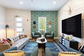 The Outrider by AvantStay Chic Stay Close to Broadway