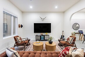 The Outrider by AvantStay Chic Stay Close to Broadway