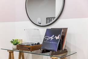 The Outrider by AvantStay Chic Stay Close to Broadway