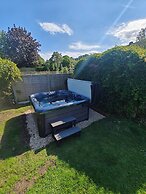 King Arthur's Rest - Sleeps 10, Hot Tub & Garden