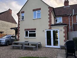 King Arthur's Rest - Sleeps 10, Hot Tub & Garden