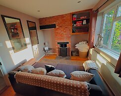 King Arthur's Rest - Sleeps 10, Hot Tub & Garden