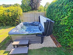 King Arthur's Rest - Sleeps 10, Hot Tub & Garden