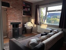 King Arthur's Rest - Sleeps 10, Hot Tub & Garden