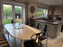 King Arthur's Rest - Sleeps 10, Hot Tub & Garden