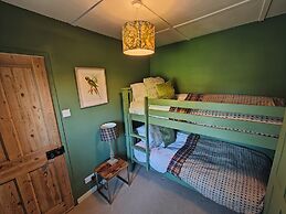 King Arthur's Rest - Sleeps 10, Hot Tub & Garden