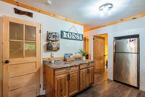 Arcade, Sports Bar, Deck Living, Fire Pit, Near the Lake! Sasa by Avan